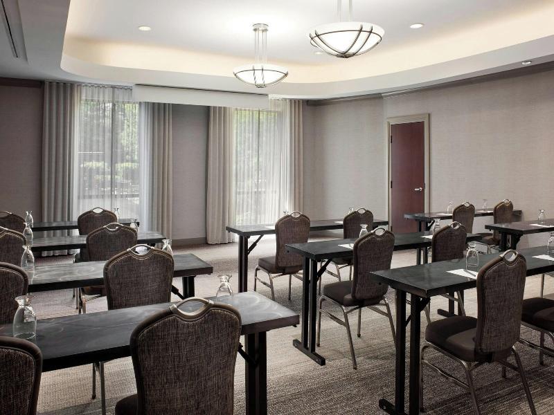 Courtyard By Marriott Hamilton — photo 40