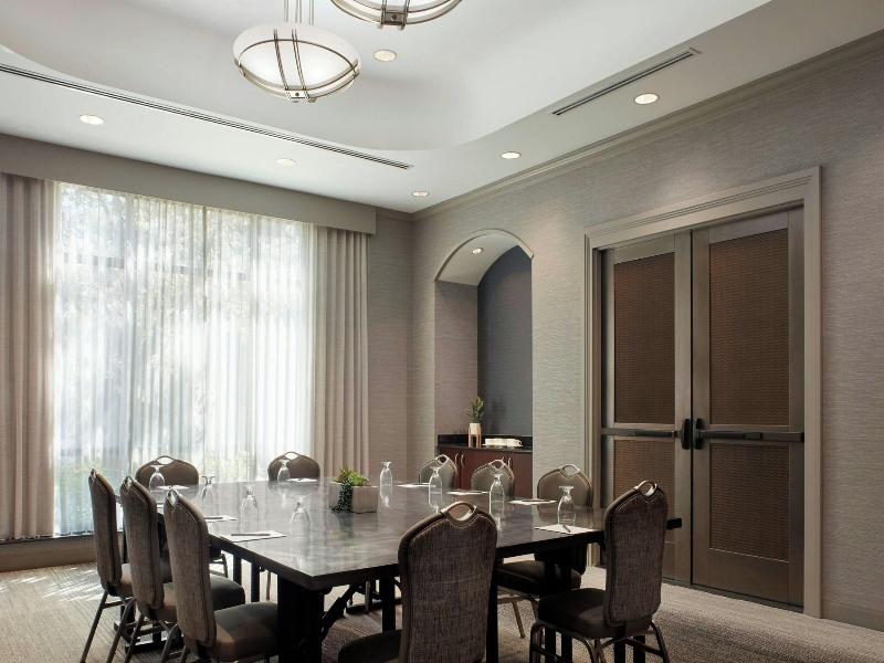 Courtyard By Marriott Hamilton — photo 42