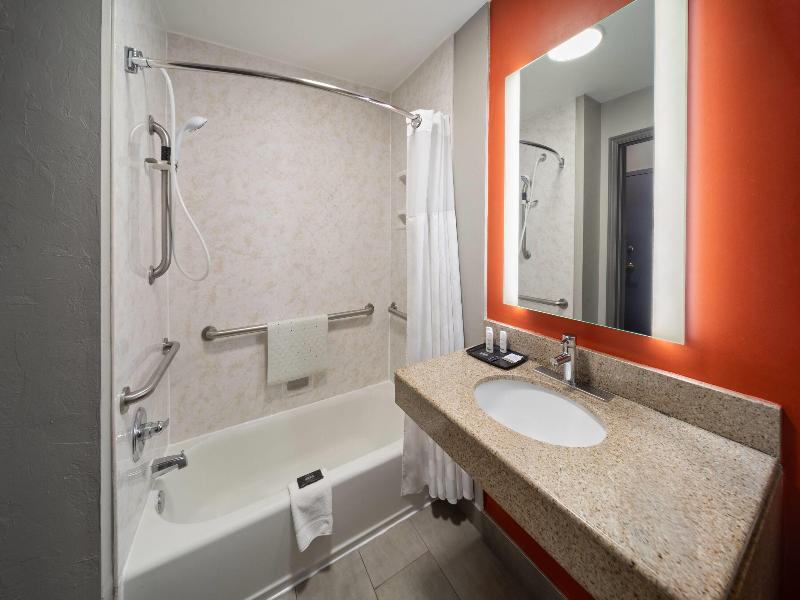 La Quinta Inn & Suites Oklahoma City-Moore image