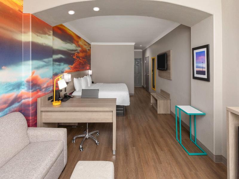 La Quinta Inn & Suites Oklahoma City-Moore image