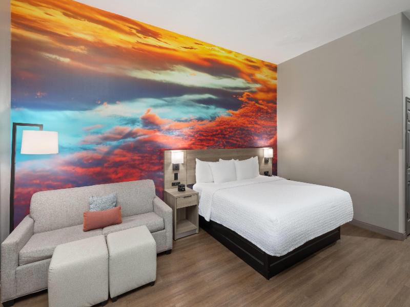 La Quinta Inn & Suites Oklahoma City-Moore image
