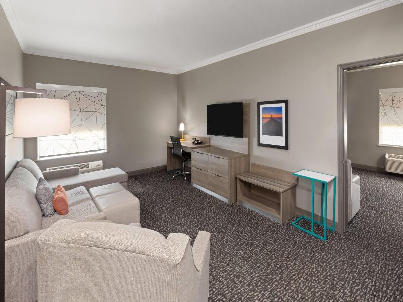 La Quinta Inn & Suites Oklahoma City-Moore image