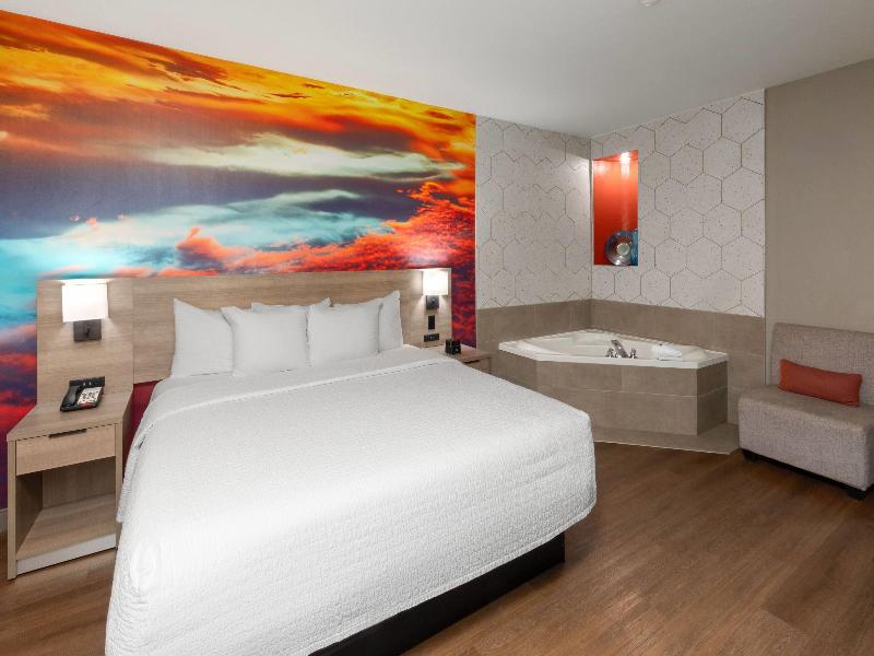 La Quinta Inn & Suites Oklahoma City-Moore image