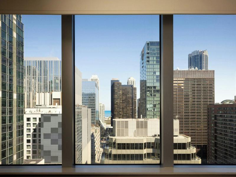Courtyard Chicago Downtown/Magnificent Mile image