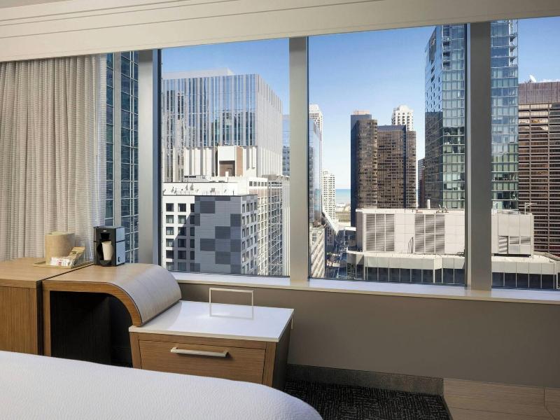 Courtyard Chicago Downtown/Magnificent Mile image