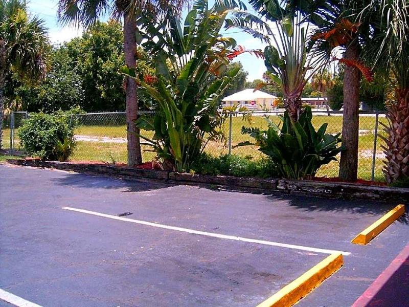 Budget Inn Okeechobee image
