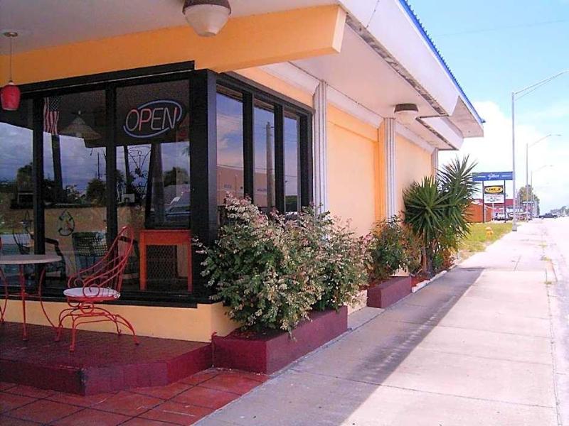 Budget Inn Okeechobee image