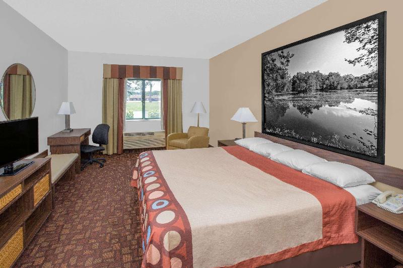 Super 8 by Wyndham Three Rivers image
