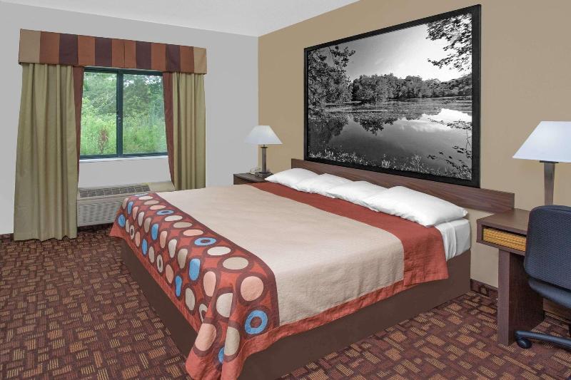 Super 8 by Wyndham Three Rivers image 8