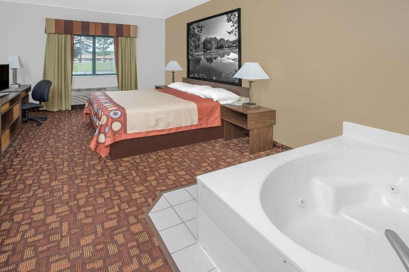 Super 8 by Wyndham Three Rivers image 6