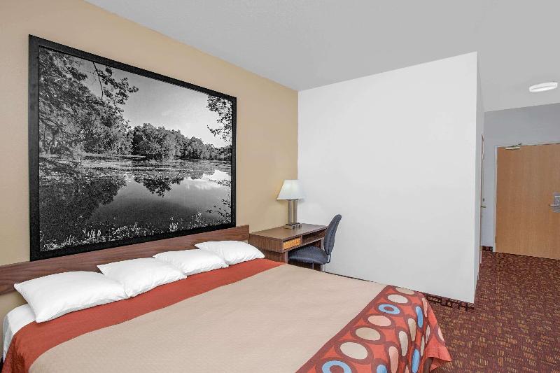 Super 8 by Wyndham Three Rivers image 5