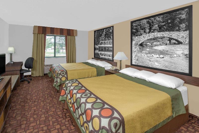 Super 8 by Wyndham Three Rivers image 1