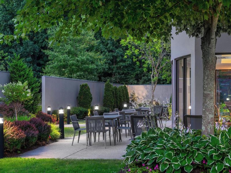 Courtyard Providence Lincoln image