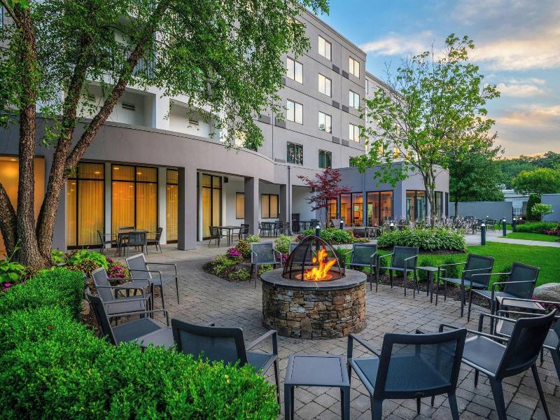 Courtyard Providence Lincoln image