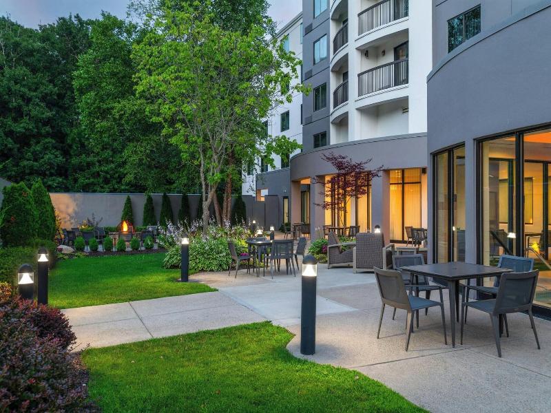 Courtyard Providence Lincoln image