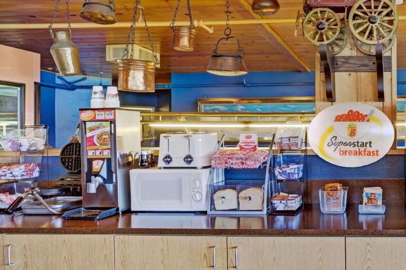 Super 8 by Wyndham Gardnerville Topaz Lake image