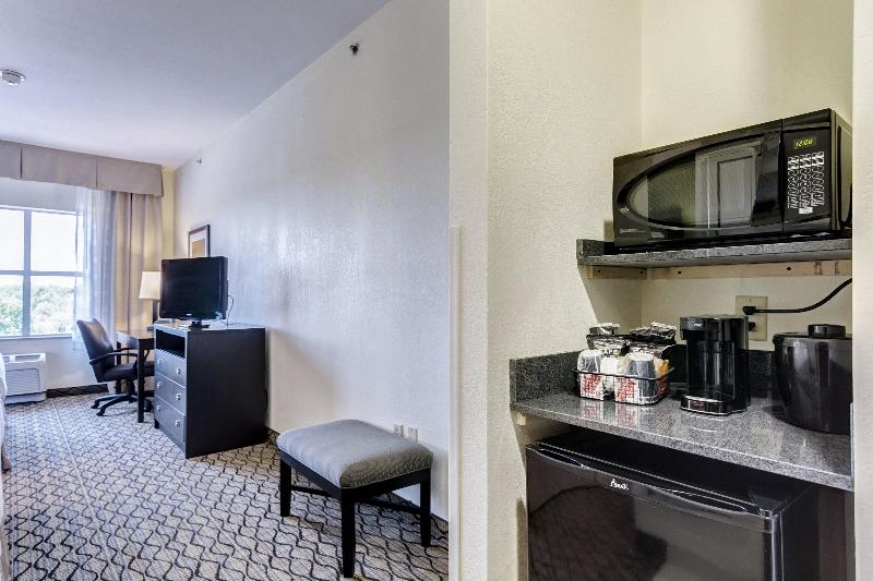 Holiday Inn Poplar Bluff image