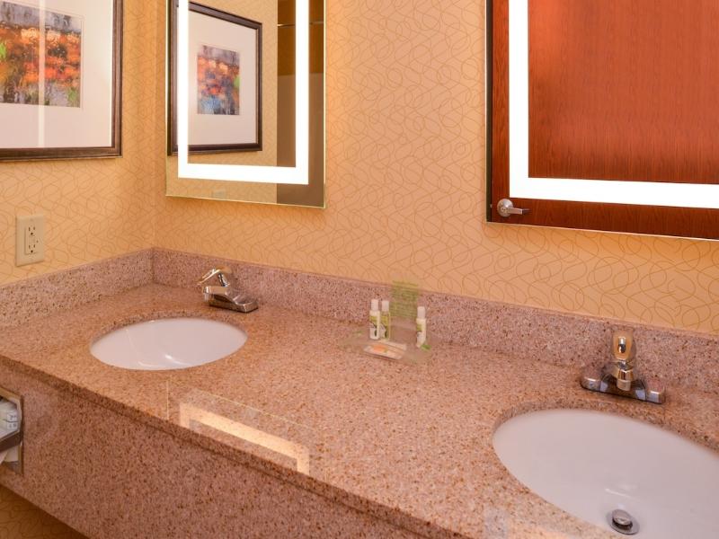 Holiday Inn Poplar Bluff image