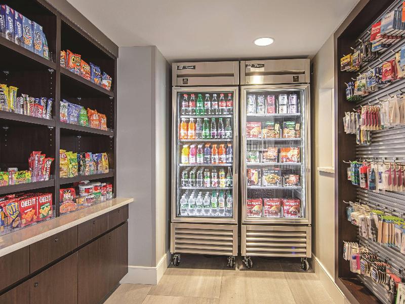 La Quinta Inn & Suites by Wyndham Portland image