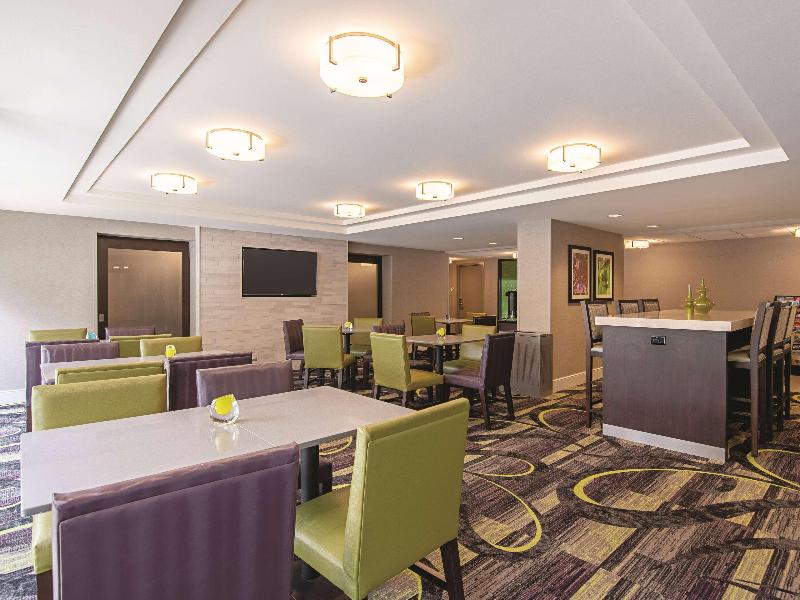 La Quinta Inn & Suites by Wyndham Portland image