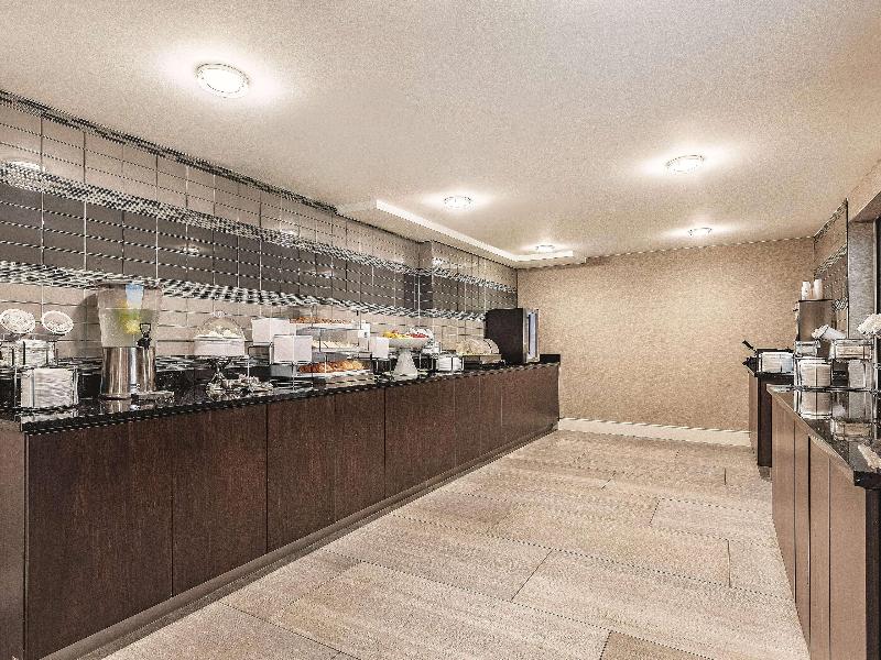 La Quinta Inn & Suites by Wyndham Portland image