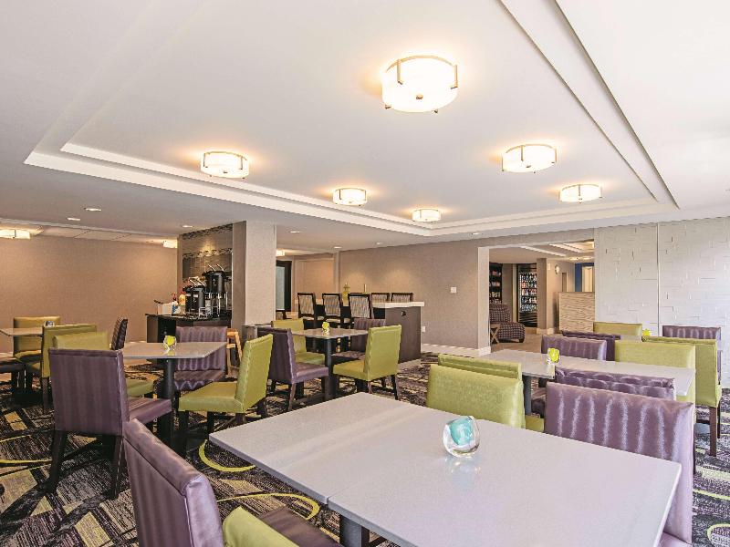 La Quinta Inn & Suites by Wyndham Portland image