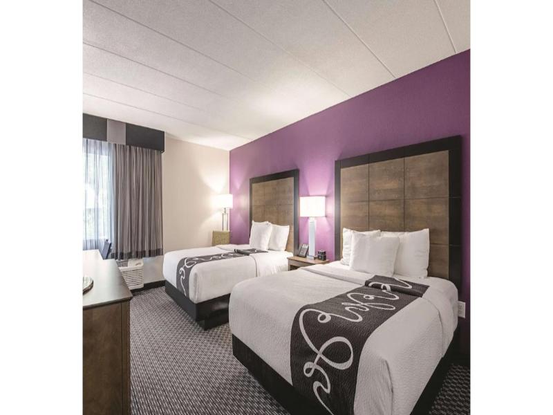 La Quinta Inn & Suites by Wyndham Portland image