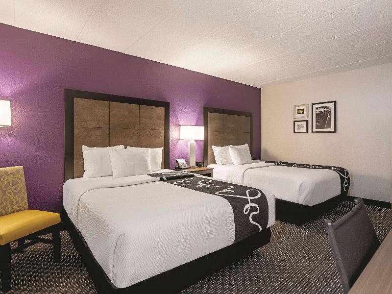 La Quinta Inn & Suites by Wyndham Portland image
