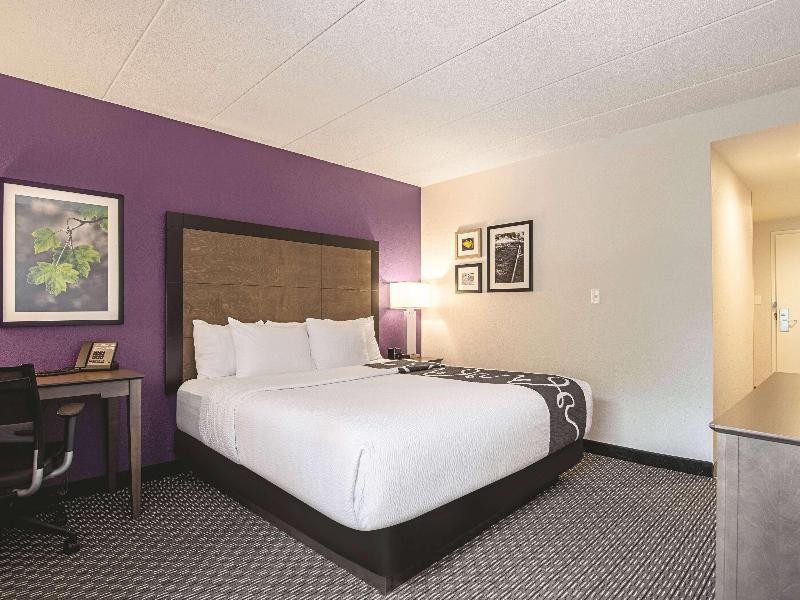 La Quinta Inn & Suites by Wyndham Portland image