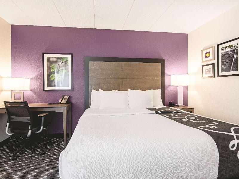 La Quinta Inn & Suites by Wyndham Portland image