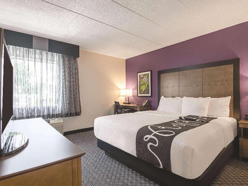 La Quinta Inn & Suites by Wyndham Portland image