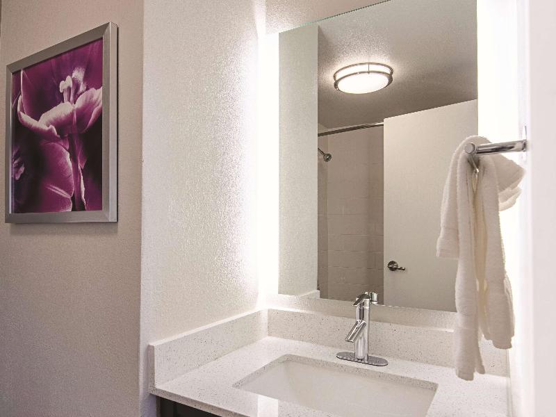 La Quinta Inn & Suites by Wyndham Portland image