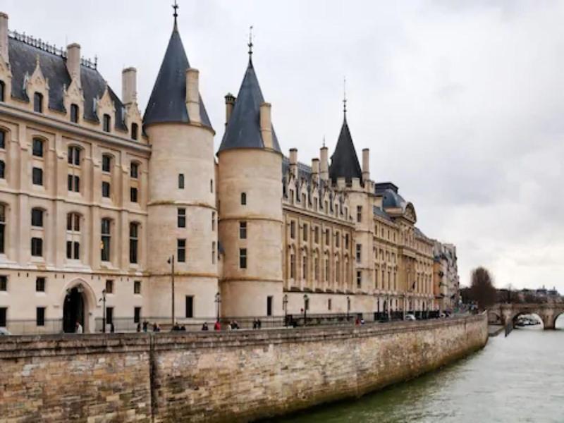 Hotel de Suez image