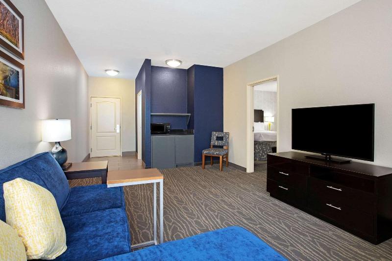 La Quinta Inn & Suites Palestine image