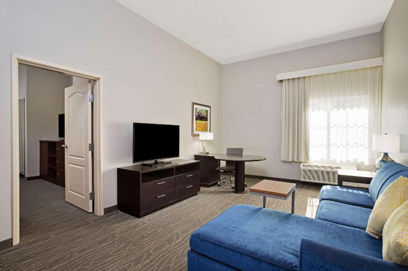 La Quinta Inn & Suites Palestine image