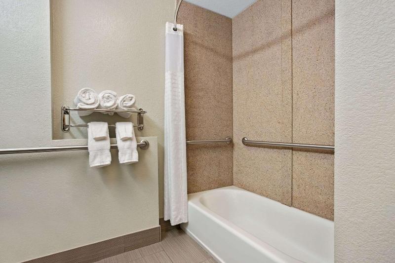 La Quinta Inn & Suites Palestine image