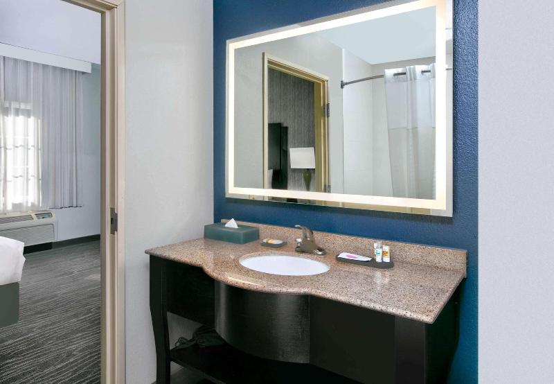 La Quinta Inn & Suites Palestine image