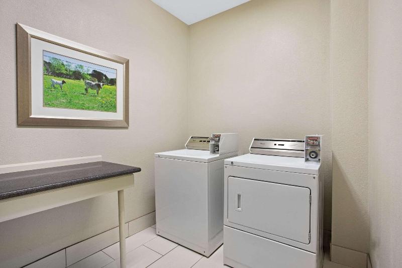 La Quinta Inn & Suites Palestine image