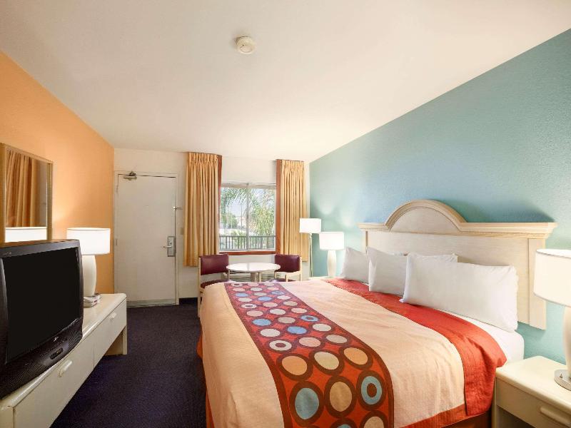 Super 8 By Wyndham Indio image