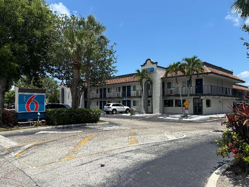 Motel 6 Riviera Beach, Fl image
