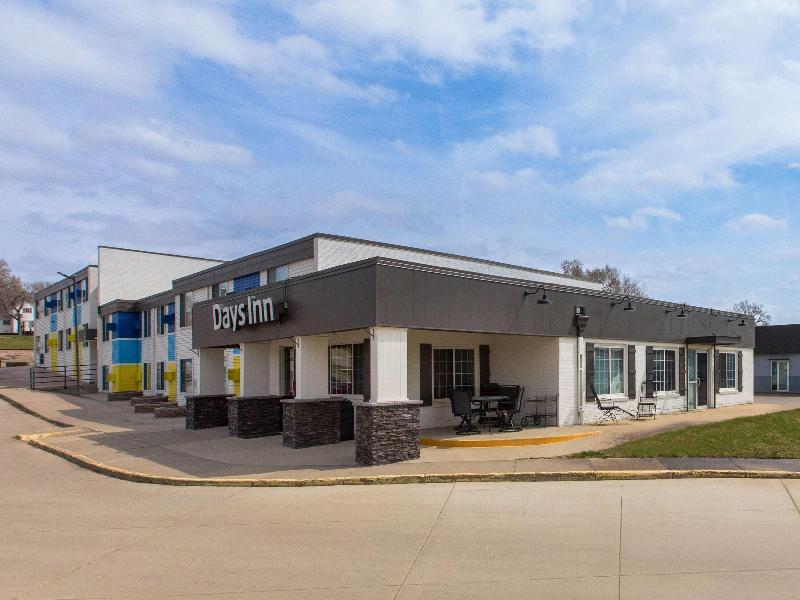 Days Inn By Wyndham Pierre — exterior view