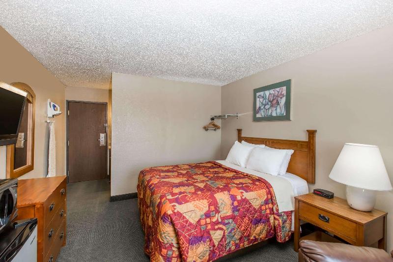 Days Inn By Wyndham Pierre image