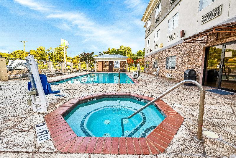 Holiday Inn Express Palestine image