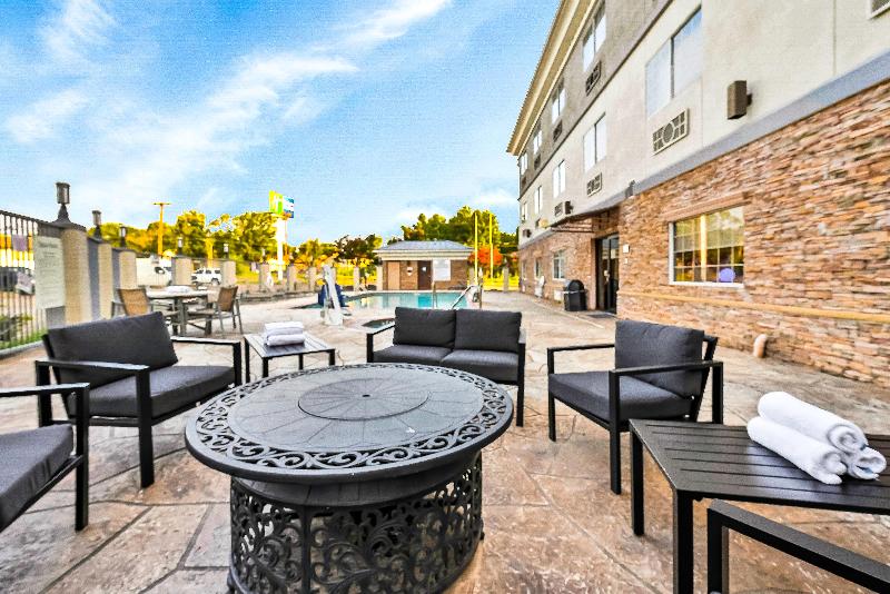 Holiday Inn Express Palestine image
