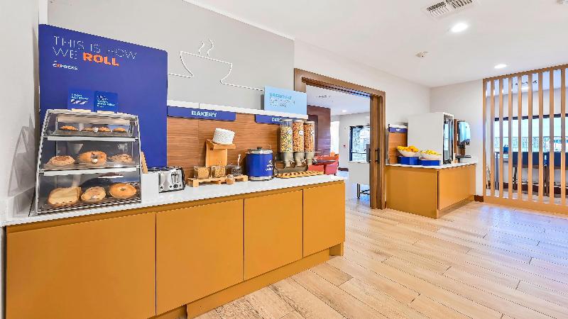 Holiday Inn Express Palestine image