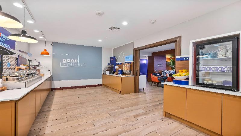 Holiday Inn Express Palestine image