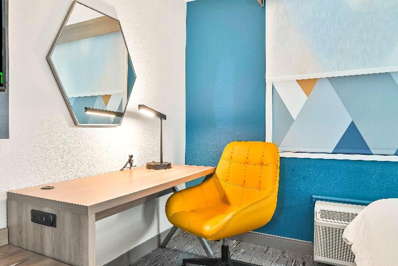 Holiday Inn Express Palestine image