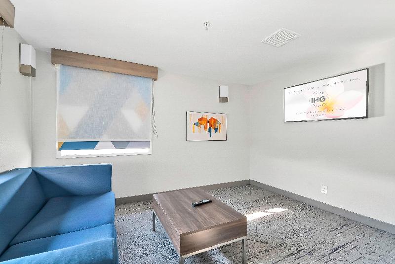 Holiday Inn Express Palestine image