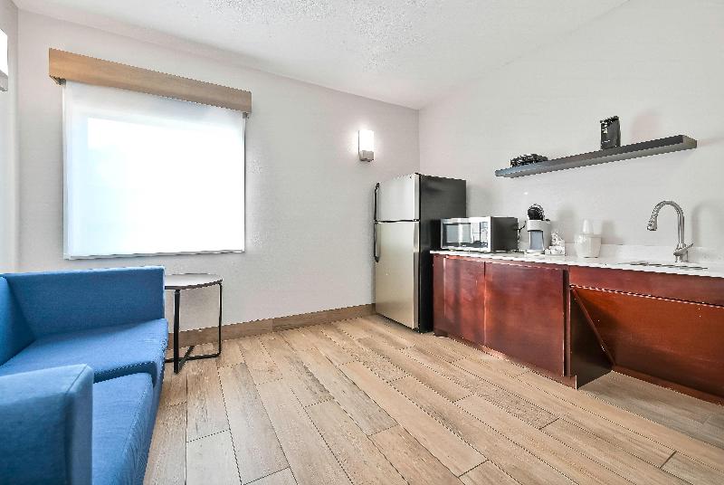 Holiday Inn Express Palestine image
