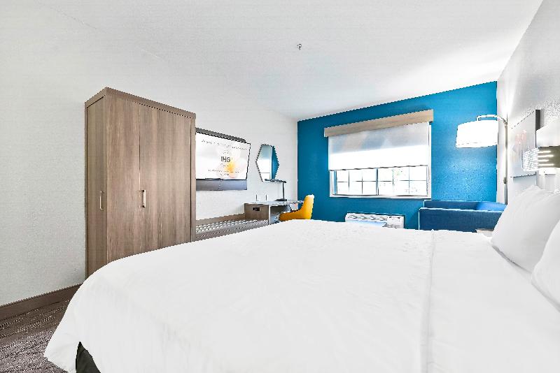 Holiday Inn Express Palestine image